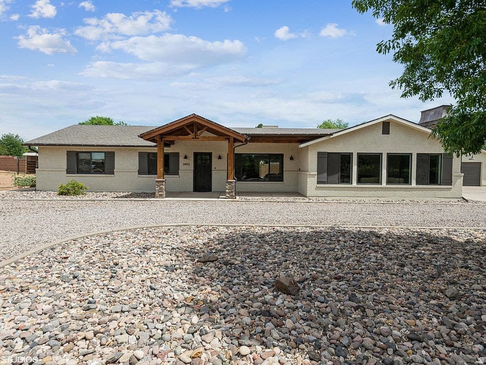 1442 W DIAMOND DR photo 1