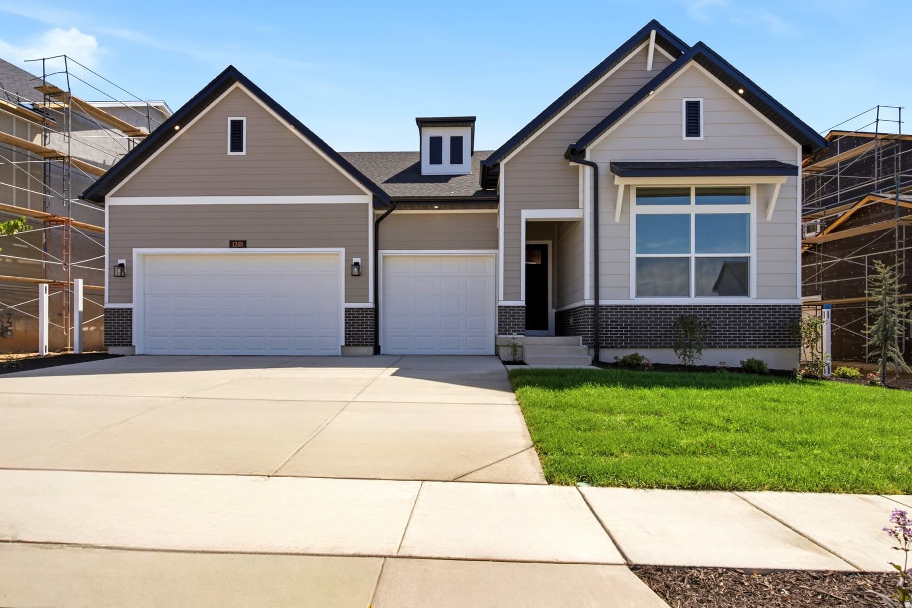 1248 E AMARYLLIS WAY photo 1