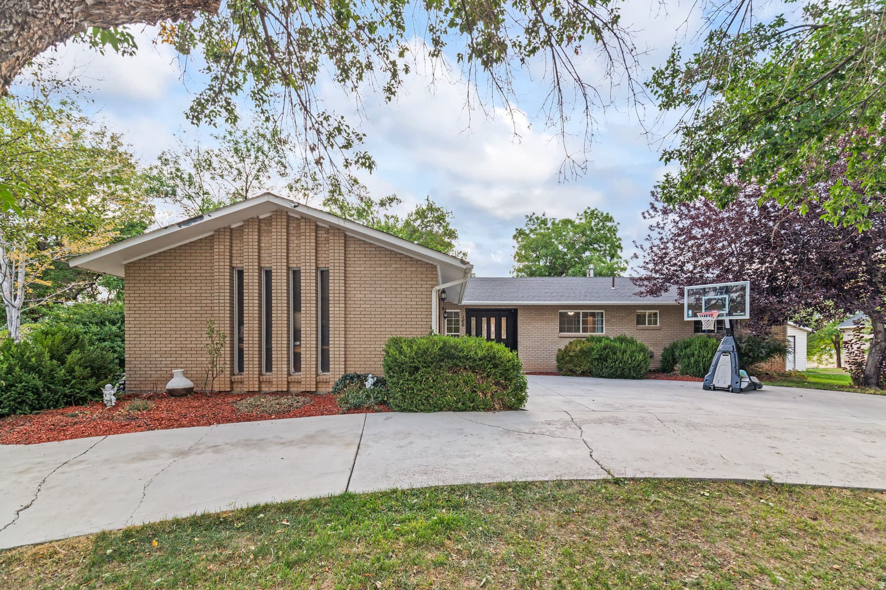 166 BROOKLYN DR photo 1